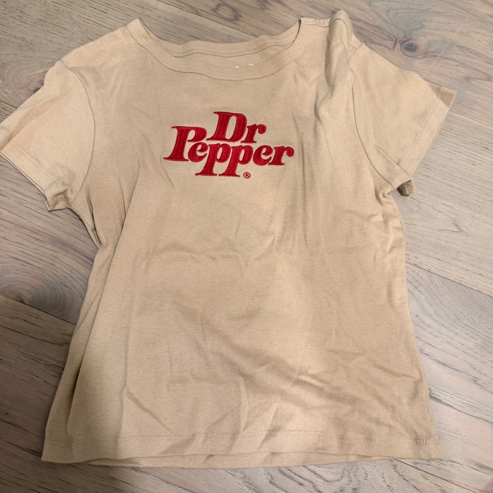 Dr Pepper Embroidered Logo Graphic T-Shirt Tan Beige Small Short Sleeve Cotton